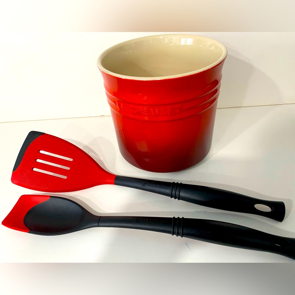 NWT Le Creuset Lot of 3 Spatulas and Utensil Holder